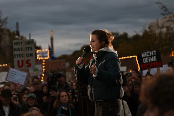 21.10.2025, Berlin: Luisa Neubauer, Umwelt- und Klimaaktivistin, spricht bei der Kundgebung �Wir sind die T�chter� der Initiative �Zusammen Gegen Rechts� vor der CDU-Bundesgesch�ftsstelle. Die Kundgeb ...