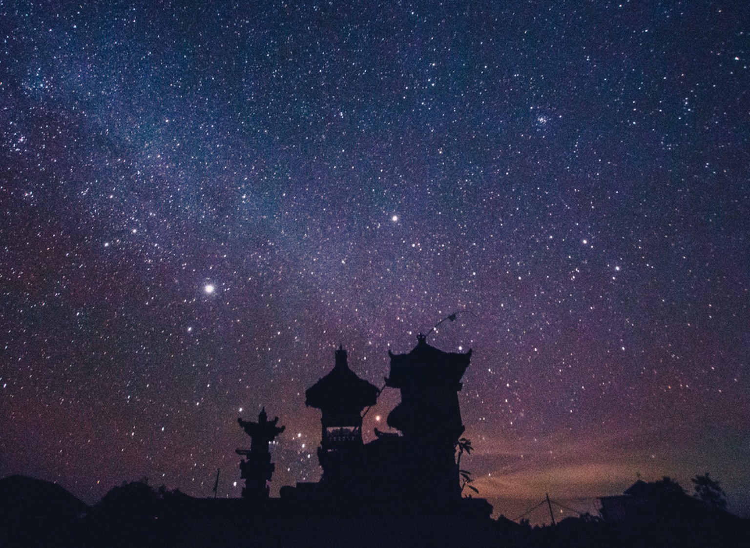 Aufnahme des Nachthimmels an einem Nyepi Day.