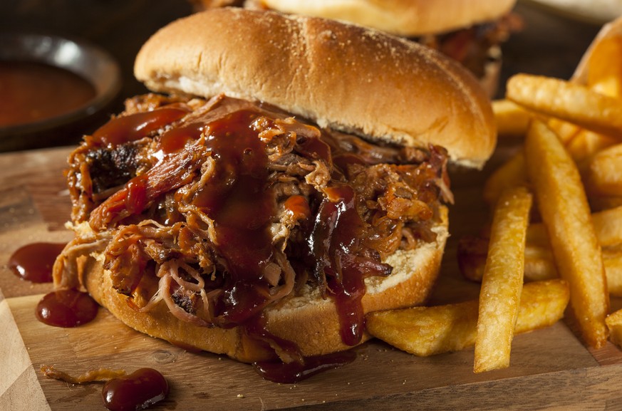 pulled pork burger pommes frites bbq sauce barbecue schweinefleisch