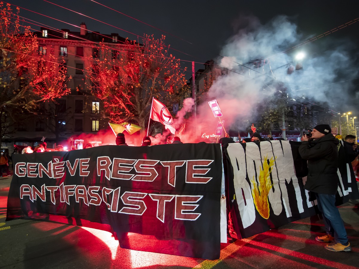 epa09601518 People participate in an anti-fascist demonstration against French far-right commentator and likely French presidential candidate Eric Zemmour, who is in Geneva to give a speech, in Geneva ...