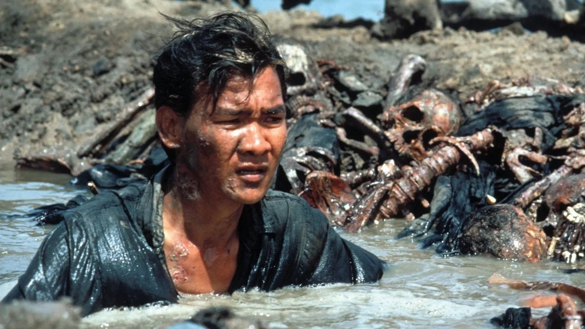 Szene aus "The Killing Fields" (1984): Der Journalist Dith Pran, dargestellt von Haing S. Ngor, wird Zeuge der Verbrechen der Roten Khmer.