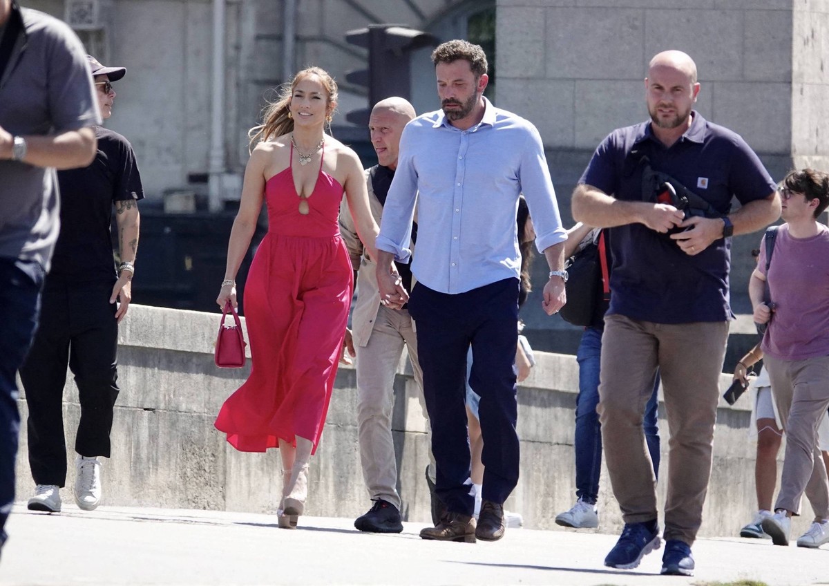 Jennifer Lopez And Ben Affleck Enjoy Honeymoon In Paris Jennifer Lopez and Ben Affleck are seen strolling hand-in-hand in Paris, France, on July 24, 2022. The newly married couple lunched Loulou resta ...