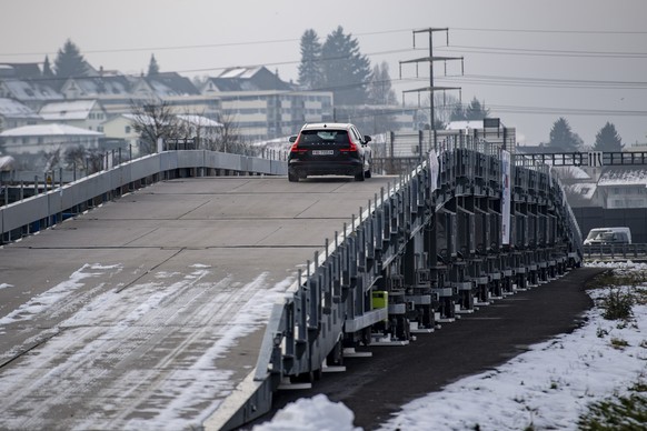 Die Montage und die Steuerung der neuen ASTRA Bridge wird auf einem Lagerplatz getestet, waehrend einer Medienbesichtigung der neuen mobilen Baustellenbruecke welche bei Autobahnunterhaltsarbeiten ein ...