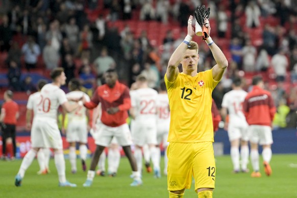 epa09851796 Switzerland&#039;s goalkeeper Jonas Omlin cheers Swiss fans after the International friendly soccer match between England and Switzerland at the Wembley Stadium in London, England, 26 Marc ...