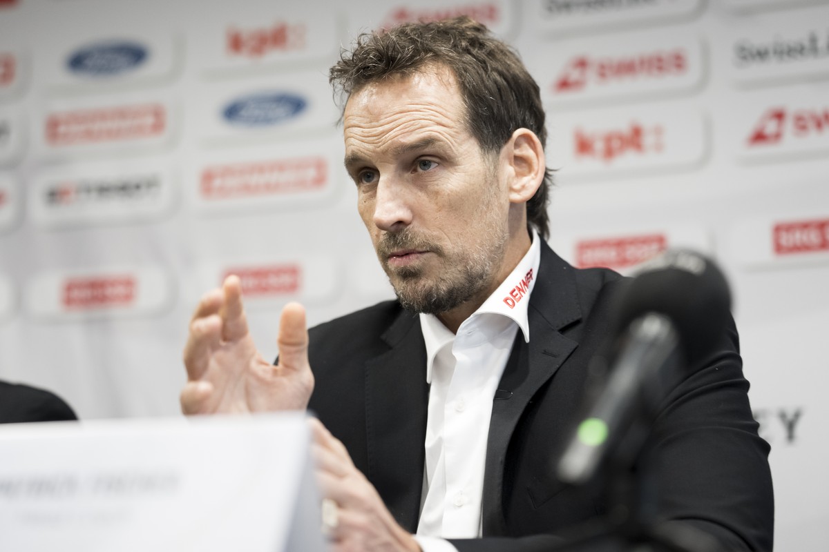 Patrick Fischer, Cheftrainer der Schweizer Eishockey Nationalmannschaft, rechts, verkuendet seinen Ruecktritt nach der WM 2026 an der Medienkonferenz der Swiss Ice Hockey Federation (SIHF) am Mittwoch ...
