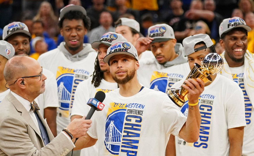 NBA, Basketball Herren, USA Playoffs-Dallas Mavericks at Golden State Warriors, May 26, 2022 San Francisco, California, USA TNT commentator Ernie Johnson Jr. interviews Golden State Warriors guard Ste ...