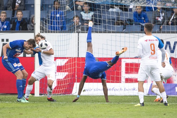 Blessing Eleke, mitte von Luzern in action beim Super League Meisterschaftsspiel zwischen dem FC Luzern und den Grasshoppers vom Sonntag 2. September 2018 in Luzern. (KEYSTONE/Urs Flueeler)