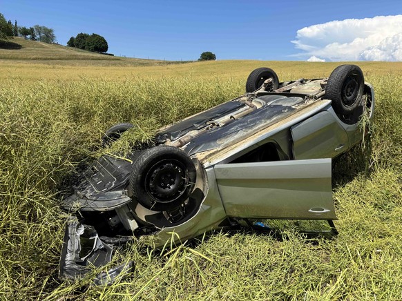 Am Freitagnachmittag geriet ein Automobilist neben die Fahrbahn in ein Feld.