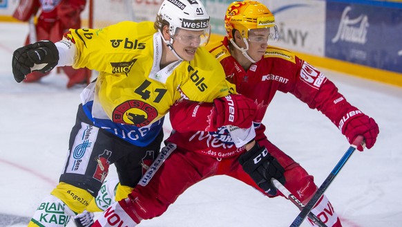 SC Bern Stuermer Gregory Sciaroni, links, gegen SC Rapperswil-Jona Lakers Verteidiger Dominik Egli waehrend dem Eishockey-Meisterschaftsspiel der National League zwischen den SC Rapperswil-Jona Lakers ...