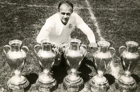 epa04304016 (FILE) A file picture dated 25 May 1960 shows Real Madrid&#039;s player Alfredo di Stefano posing with the five trophies of at that time Europe&#039;s Cup won by Real Madrid at Chamartin s ...