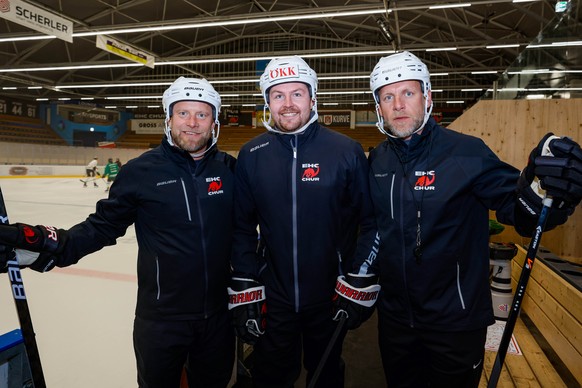 Die ehemaligen Davos Spieler Reto von Arx, rechts, und sein Bruder Jan von Arx, links, sowie Bjoern Gerhard, Mitte, kurz vor ihrem 1. Training beim EHC Chur, aufgenommen am Montag, 4. Oktober 2021, im ...