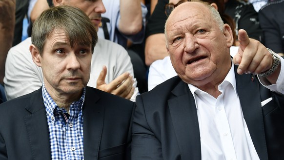 ARCHIVBILD ZUM 125-JAHR-JUBILAEUM DES FC BASEL --- Der designierte neue FC Basel Praesident Bernhard Burgener , links, und Fussballlegende Karl Odermatt, rechts,.an der Generalversammlung des FC Basel ...