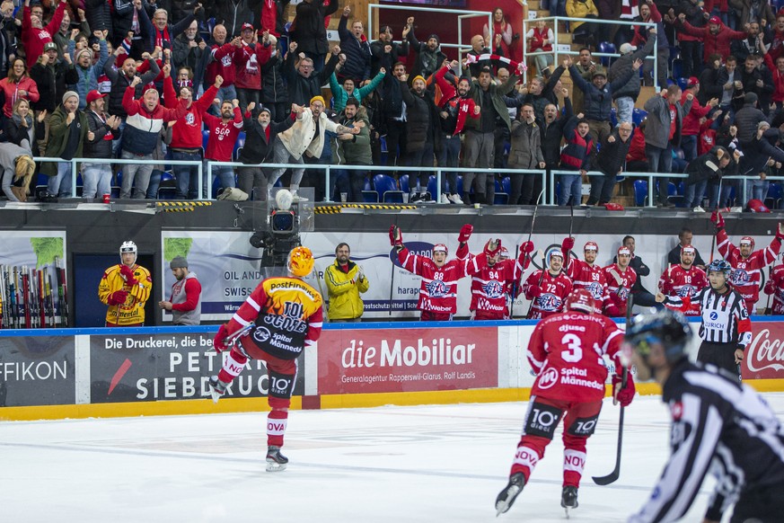 SC Rapperswil-Jona Lakers PostFinance Top Scorer Roman Cervenka, links, feiert seinen Treffer zum 4-3 36 Sekunden vor dem Ablauf der regulaeren Spielzeit im Eishockey-Meisterschaftsspiel der National  ...