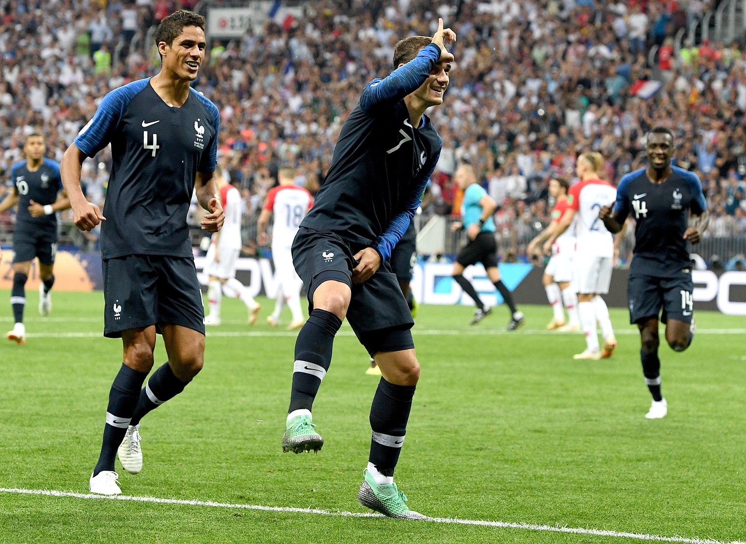 epa06890748 Antoine Griezmann celebrates (C) after scoring the 2-1 by penalty during the FIFA World Cup 2018 final between France and Croatia in Moscow, Russia, 15 July 2018.

(RESTRICTIONS APPLY: E ...