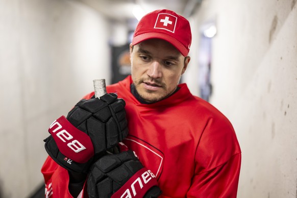 Calvin Thuerkauf, Stuermer der Eishockey Nationalmannschaft, spricht zu den Medien am Rand einer Trainings des Nationalteams, am Mittwoch, 22. April 2026 in der Tissot-Arena in Biel. (KEYSTONE/Alessan ...