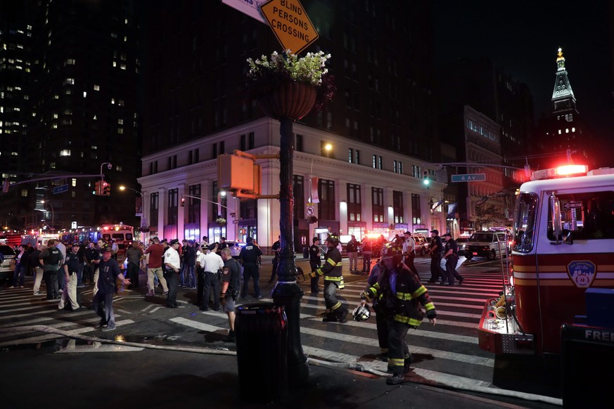 epa05545298 New York City Police and Fire Department are on the scene of an explosion on 23rd street between 6th and 7th Avenue in the borough of Manhattan in New York, USA, 17 September 2016. EPA/JAS ...