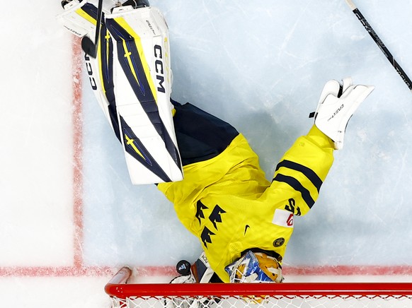 <p>Magnus Hellberg verhindert den Gegentreffer mirakulös.</p>