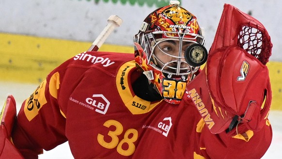 Tigers Goalie Stephane Charlin, beim Eishockey-Qualifikationsspiel der National League, zwischen den SCL Tigers und dem SC Bern, am Mittwoch, 23. Oktober 2024, in der Emmental Versicherung Arena in La ...