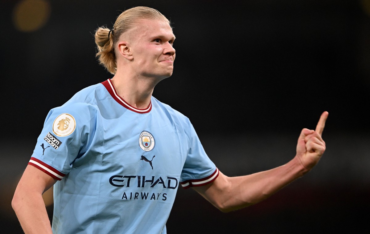 epaselect epa10469263 Erling Haaland of Manchester City celebrates after scoring his team's third goal during the English Premier League soccer match between Arsenal London and Manchester City in ...