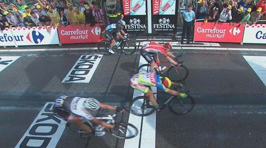 Die Entscheidung: Cancellara (unten) schlägt Cavendish (ganz oben).