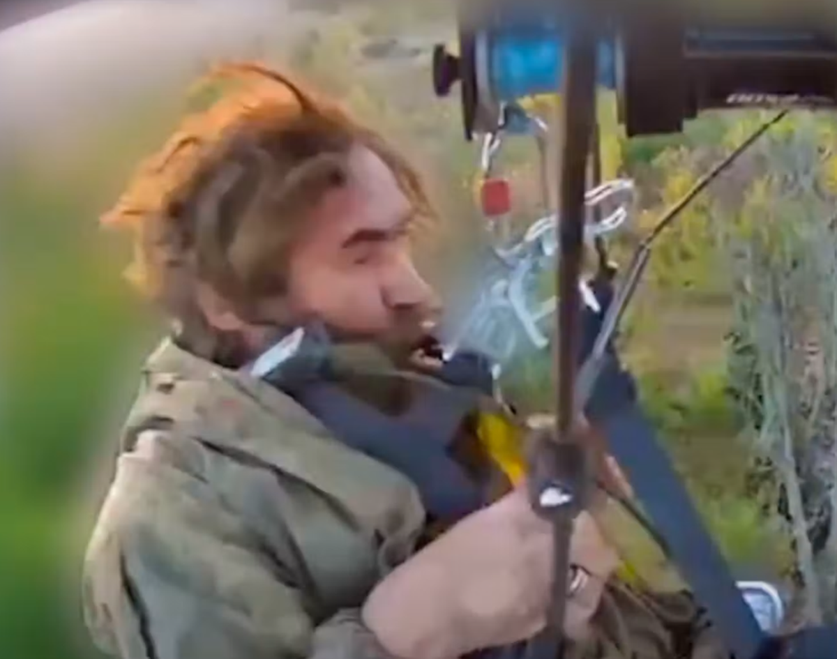 Der Soldat während des Transports.