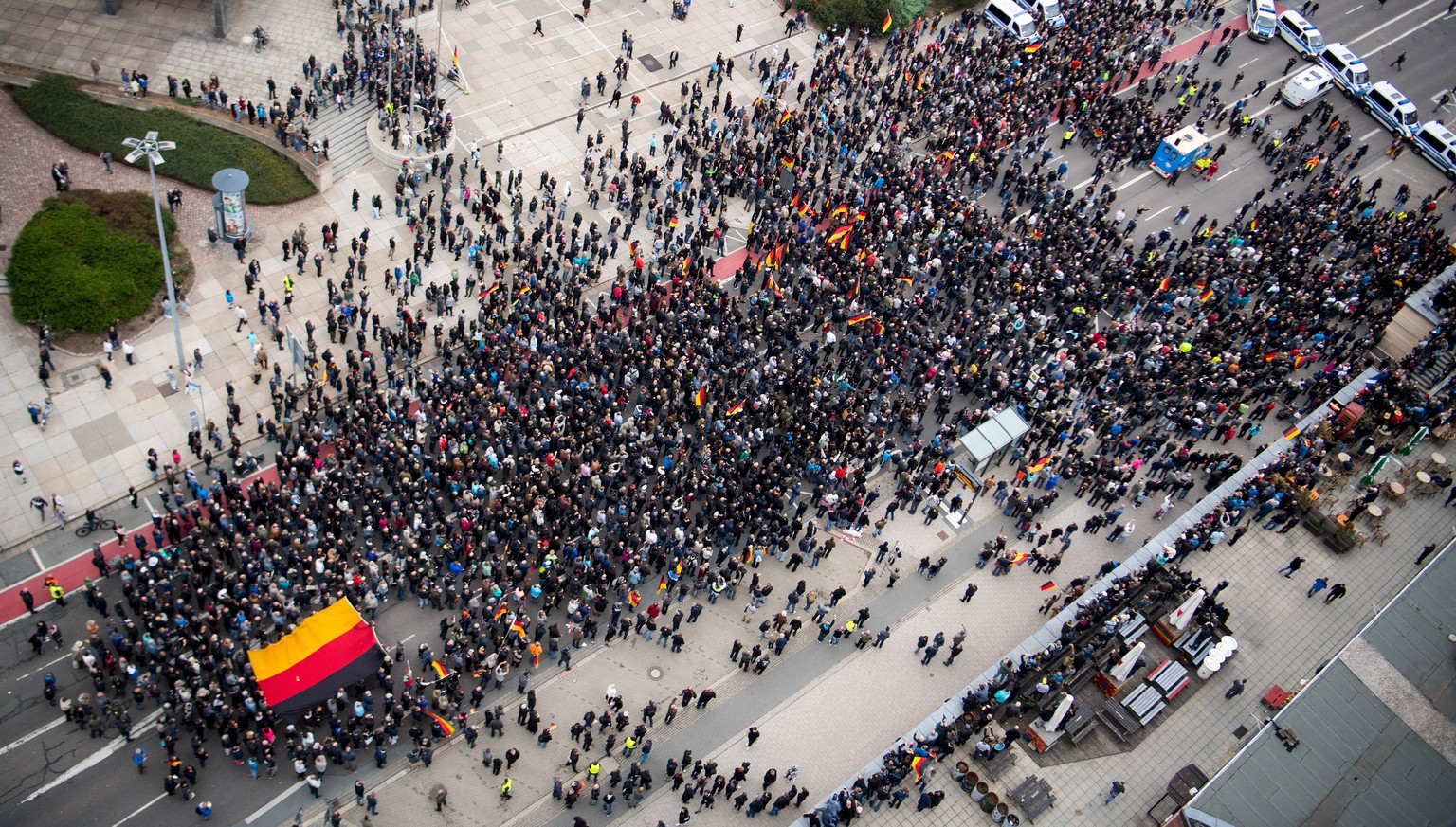 01.09.2018, Sachsen, Chemnitz: Teilnehmer der beendeten Demonstration von AfD und dem ausländerfeindlichen Bündnis Pegida, der sich auch die Teilnehmer der Kundgebung der rechtspopulistischen Bürgerbe ...