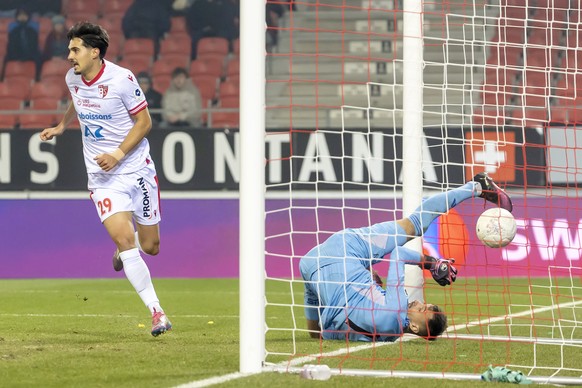The goalkeeper Joel Mall (SFC), right, receives his first goal past Theo Berdayes (SIO), left, during the Super League soccer match of Swiss Championship between FC Sion, SIO, and Servette FC, SFC, at ...