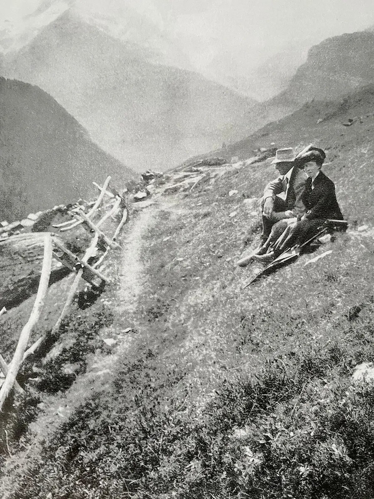 König Albert mit Elisabeth Ende August 1908 in Zermatt: Ohne Nebel wäre hinter ihnen das Matterhorn zu sehen.