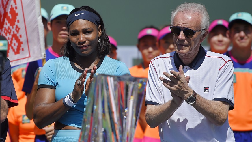 Turnierdirektor Moore mit Serena Williams.