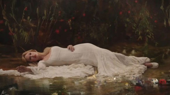 Ein Showgirl übt das schöne Sterben: Still aus Taylor Swifts Musikvideo zu «The Fate of Ophelia»