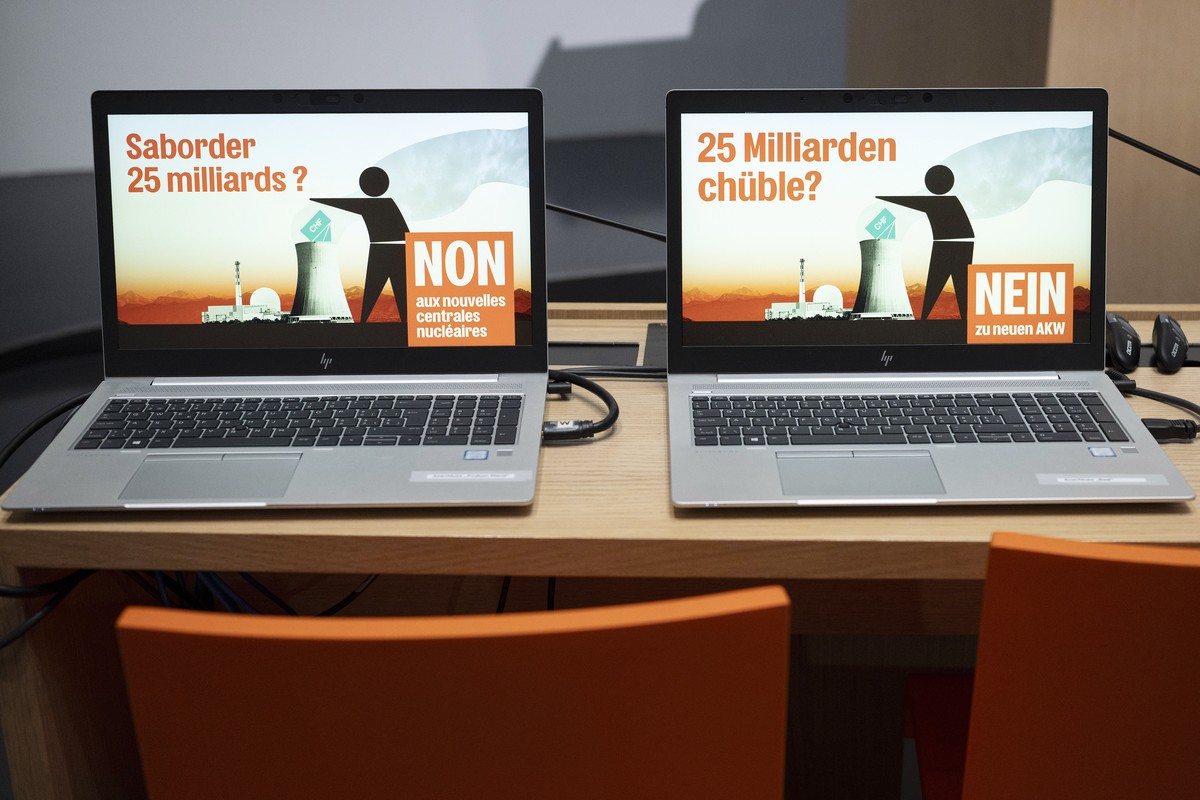 Zwei Computer stehen auf einem Pult bei der Lancierung des Referendums gegen das Atom-Gesetz, nein zu neuen AKW, am Dienstag, 30. Juni 2026, in Bern..(KEYSTONE/Peter Schneider)