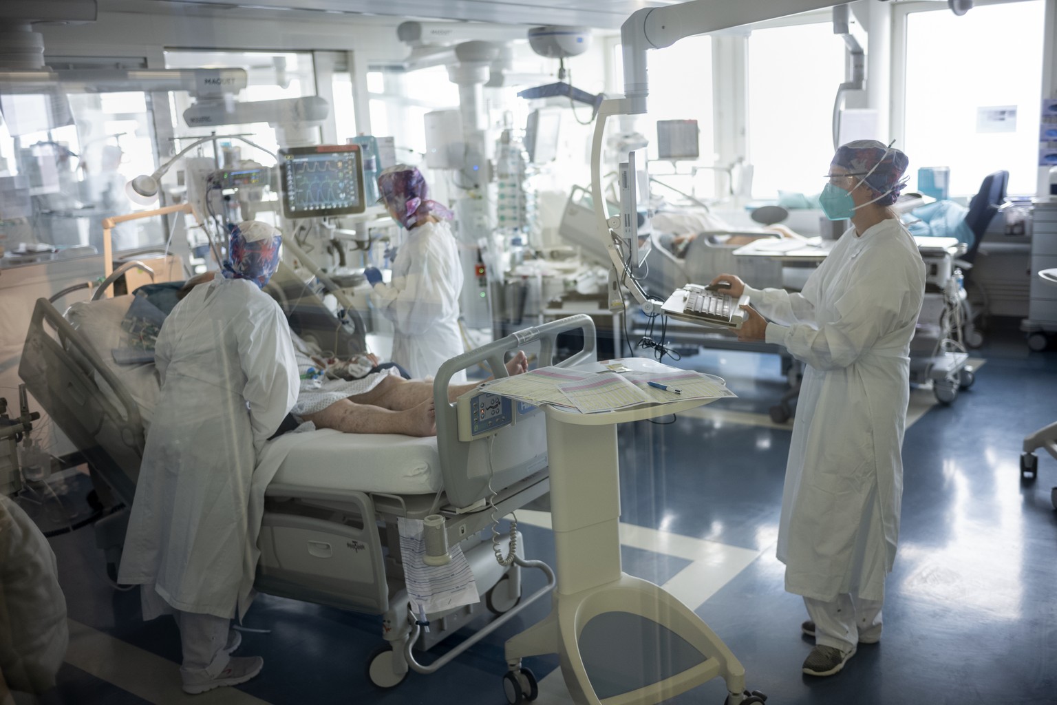 Pflegepersonal am HFR Freiburg Kantonsspital kümmert sich um einen Covid-19-Patienten – im Kanton Freiburg ist die Situation besonders prekär. 