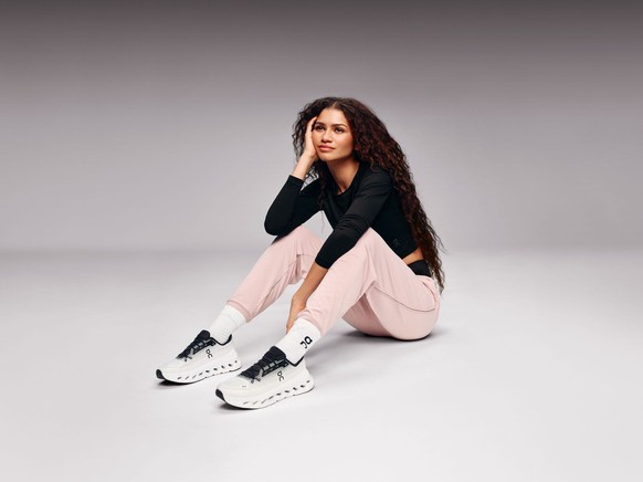 Zendaya denkt über ihre On-Millionen nach und freut sich.
