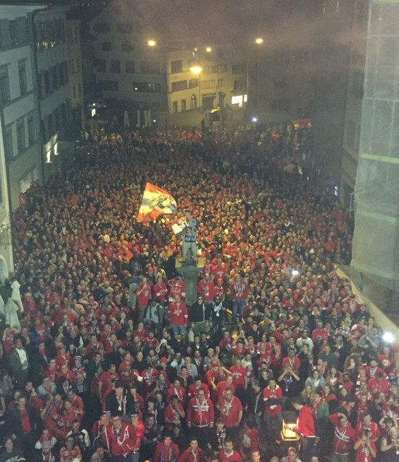 Blick auf den proppevollen Hauptplatz.