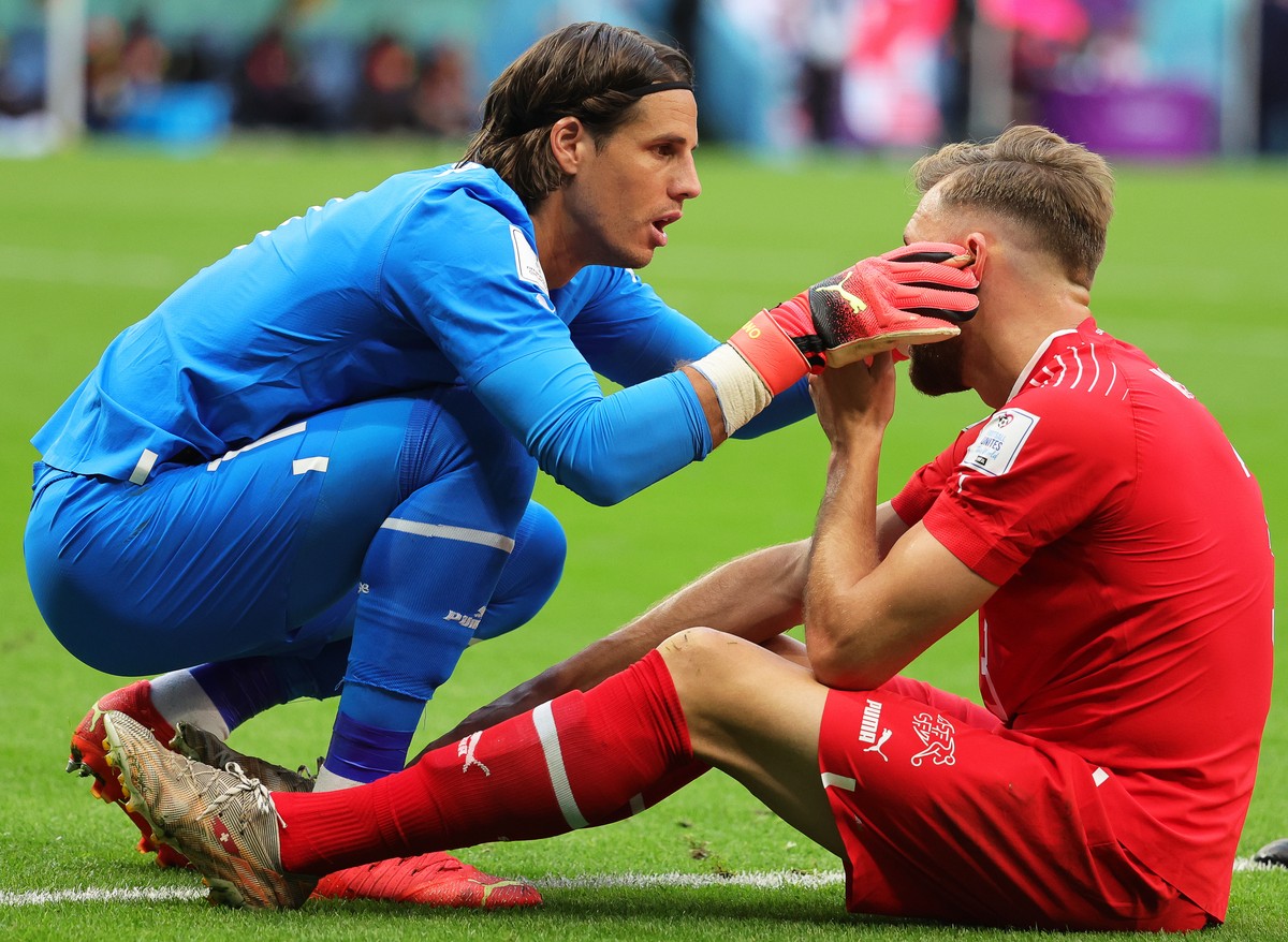 epa10324592 Switzerland's goalkeeper Yann Sommer (L) looks after teammate Silvan Widmer (R) during the FIFA World Cup 2022 group G soccer match between Switzerland and Cameroon at Al Janoub Stadi ...