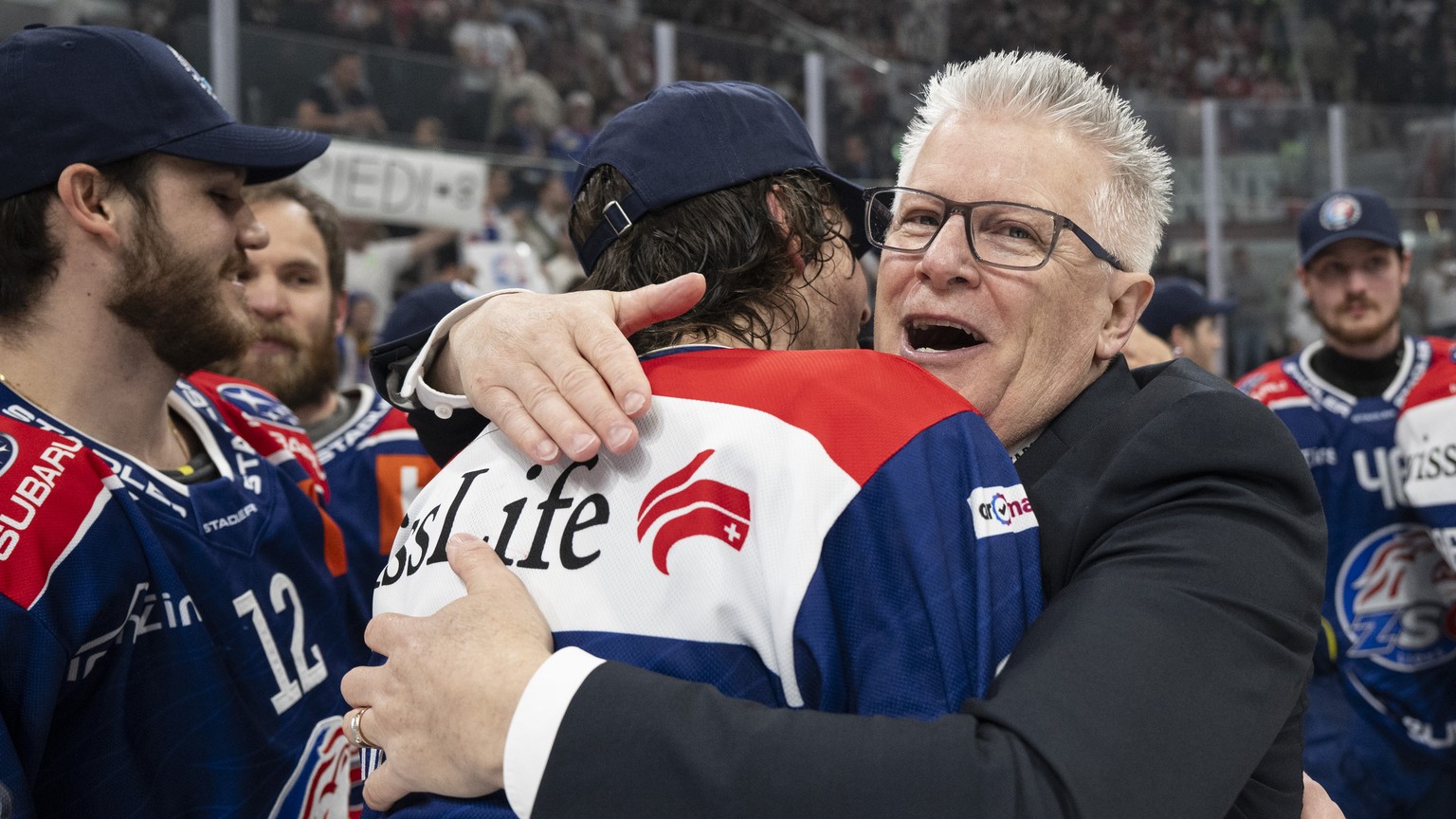 Head Coach Marc Crawford (ZSC) jubelt mit den Spielern nach ihrem Sieg im siebten Playoff Final Eishockeyspiel der National League zwischen den ZSC Lions und dem Lausanne HC, am Dienstag, 30. April 20 ...