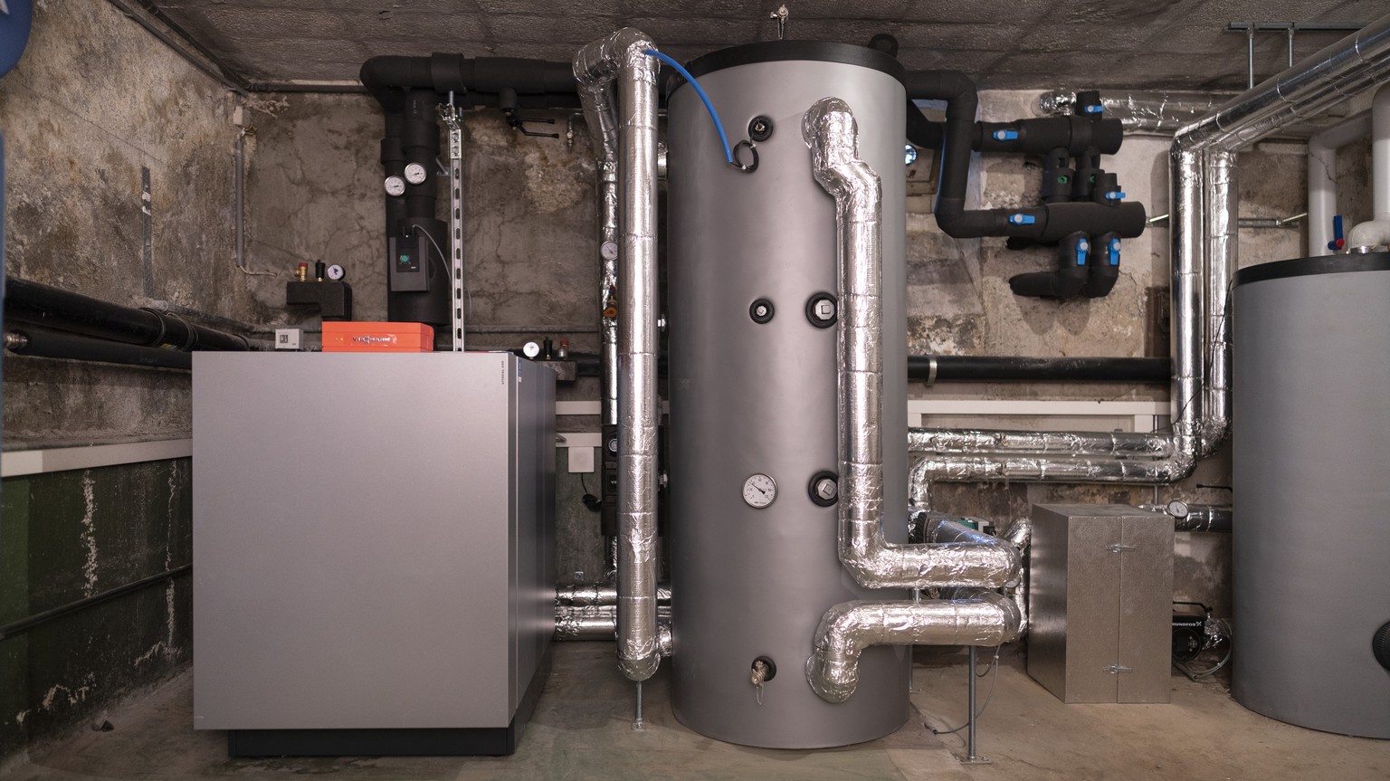 AVIS --- ZUM THEMA HEIZEN MIT THERMISCHER ENERGIE STELLEN WIR IHNEN FOLGENDES NEUES BILD EINER ERDWAERMEPUMPE ZUR VERFUEGUNG. WEITERE BILDER FINDEN SIE AUF visual.keystone-sda.ch --- Eine neu eingebau ...