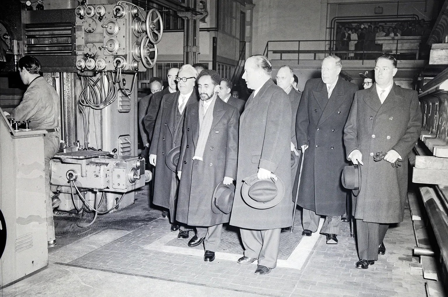 Der am Stock gehende Emil Bührle begleitet den äthiopischen Kaiser durch seine Fabrik.
http://doi.org/10.3932/ethz-a-000501674