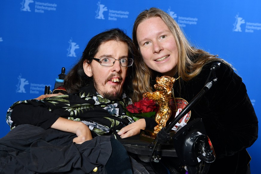 epa06561895 Actors Christian Bayerlein (L) and Grit Uhlemann (R) pose with the Golden Bear for 'Touch me not' during the Closing and Awards Ceremony of the 68th annual Berlin International F ...