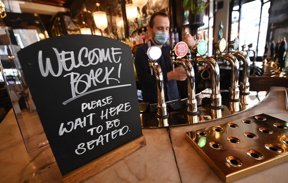 epa09206758 A reopened pub in London, Britain, 17 May 2021. Britain&#039;s roadmap for lockdown easing continues as pubs reopen indoors and people are now allowed to officially hug and travel abroad f ...