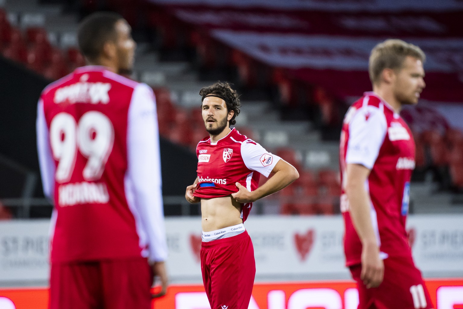 Le milieu valaisan Anto Grgic, centre, reagit lors de la rencontre de football de Super League entre FC Sion et FC Luzern le mercredi 12 mai 2021 au stade de Tourbillon a Sion. (KEYSTONE/Jean-Christop ...