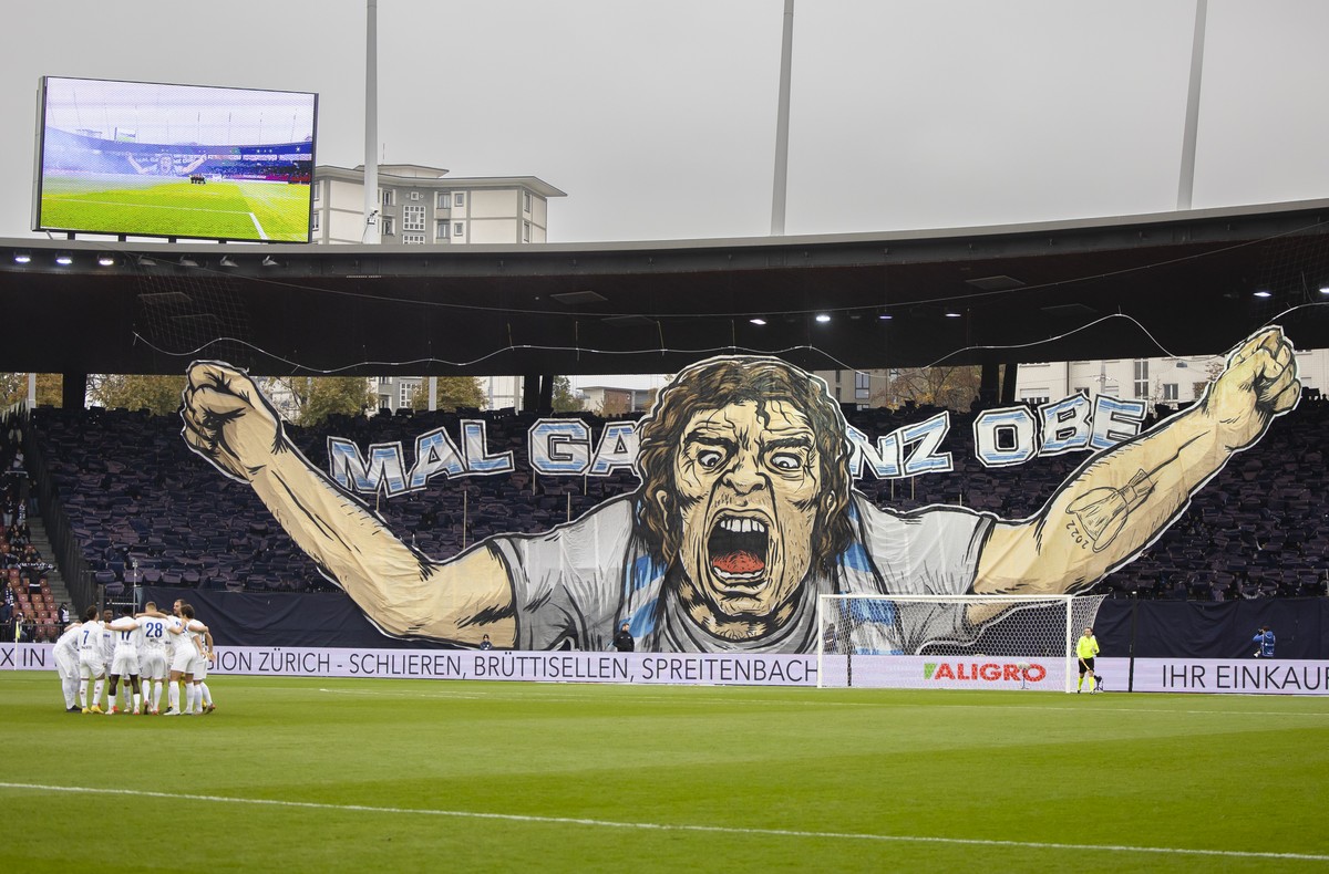 Die Spieler des FC Zuerichs vor den Zuercher Fans der Suedkurve mit einer Choreo mit dem Schriftzug "Mal ganz Oben" vor dem Fussball Meisterschaftsspiel der Super League zwischen dem FC Zuer ...