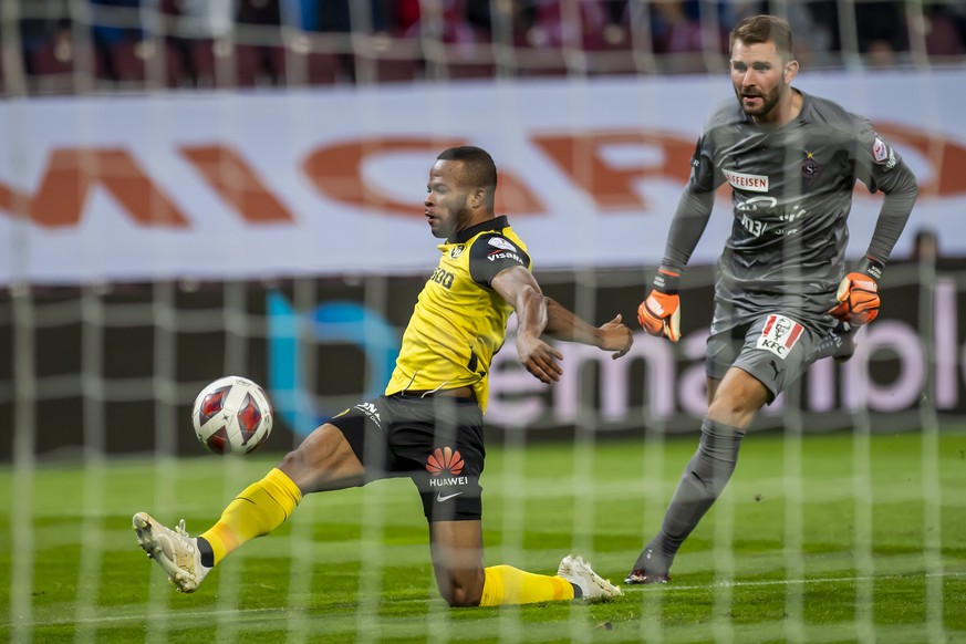 Le joueur du club bernois, Meschack Elia, gauche, lutte pour le ballon avec le gardien du club Genevois, Jeremy Frick, droite, lors de la rencontre de football de Super League entre le Geneve Servette ...