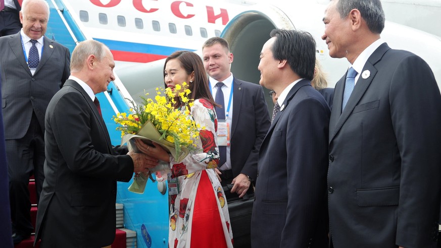 epa06319618 Russian President Vladimir Putin (L) is welcomed at the Da Nang International airport ahead of the 25th Asia-Pacific Economic Cooperation summit (APEC) in Da Nang, Vietnam, 10 November 201 ...