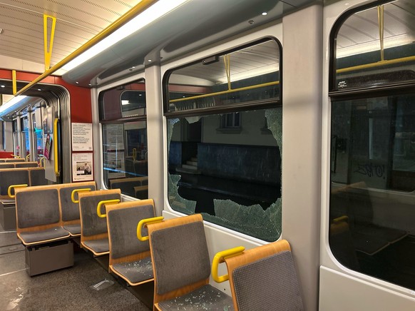 Zürich: Feuerwerkskörper beschädigt Tram und verletzt eine Person.