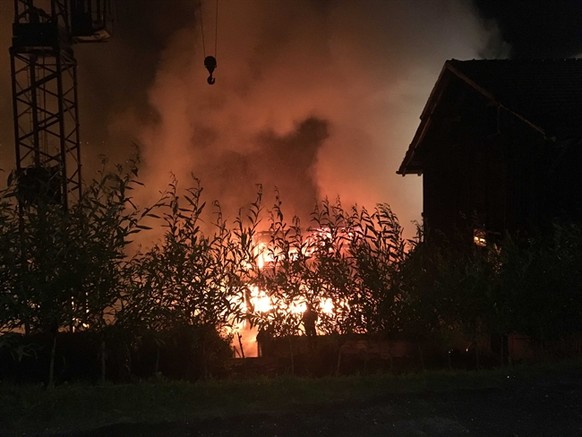 Die alte Schreinerei steht in Vollbrand.