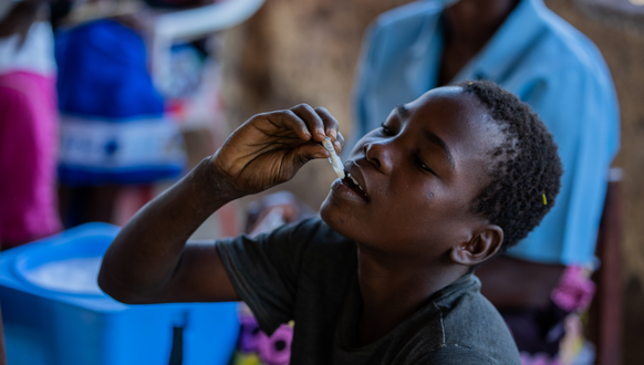 Die Cholera-Impfung kann oralo verabreicht werden, wie dieser junge Mann demonstriert.