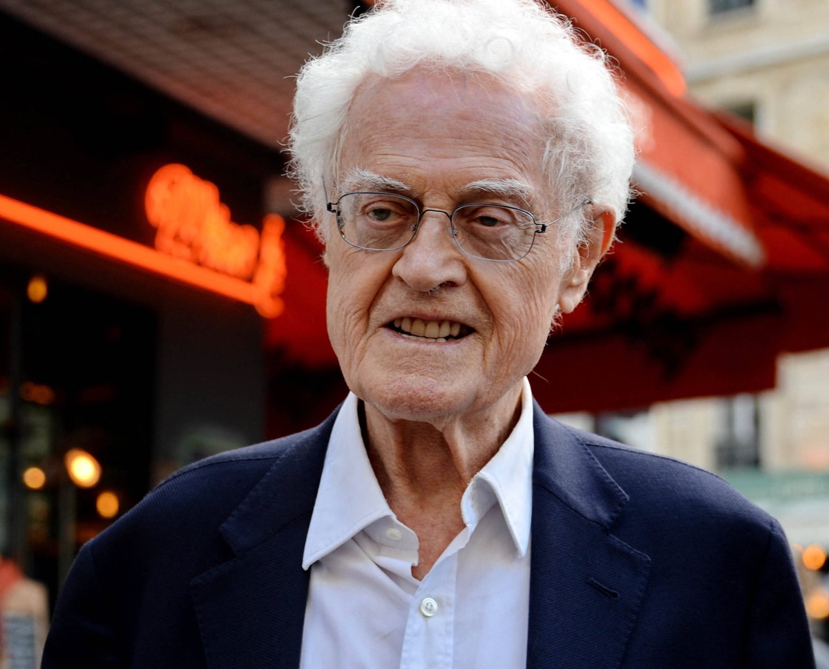 Lionel Jospin Campaigns - Paris Former Prime Minister Lionel Jospin backs the Socialist Party candidate in the 11th ward in the forthcoming legislative elections on January 24, 2024 in Paris, France.  ...