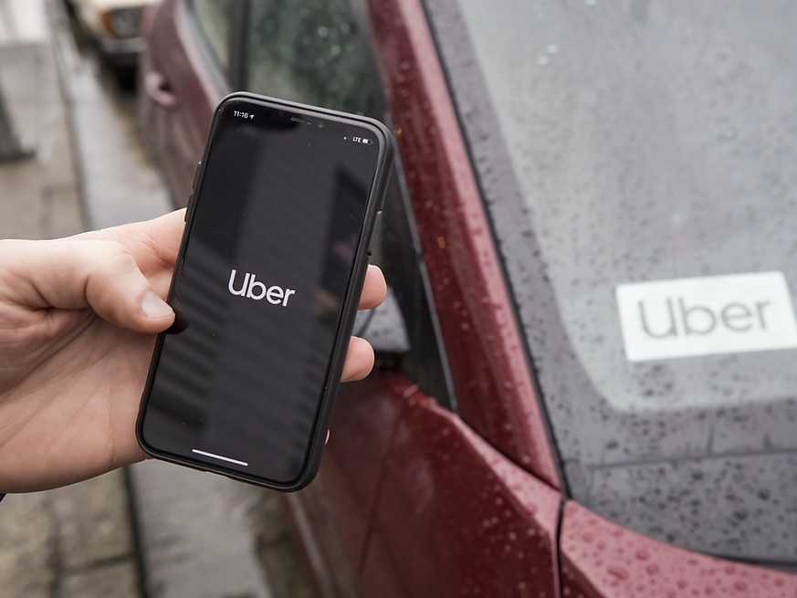 Der Fahrdienstvermittler Uber baut wegen der Corona-Krise Tausende Arbeitsplätze ab. (Archivbild)