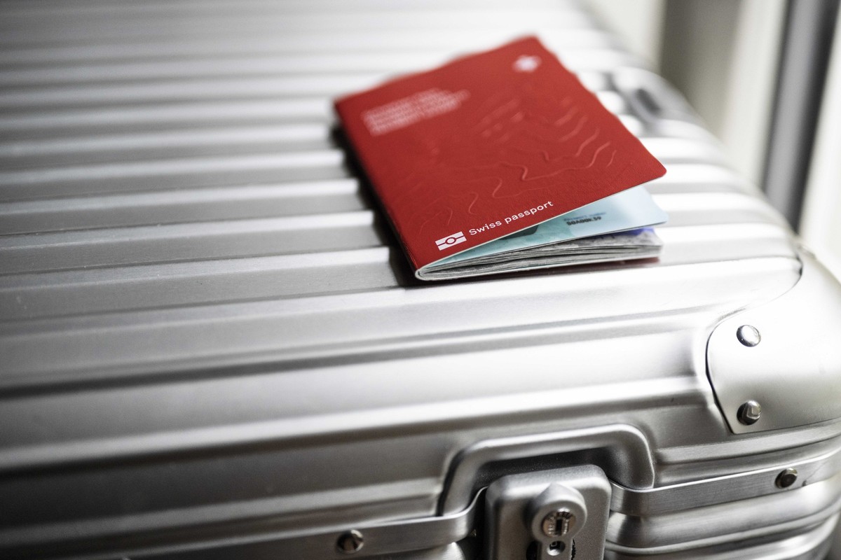 ***SYMBOLBILD / MUSTER-PASS*** Detailaufnahme des Symbols fuer einen biometischen Pass auf dem Einband eines neuen Schweizer Pass, fotografiert am Dienstag, 1. November 2022, in Bern. Seit dem 31. Okt ...
